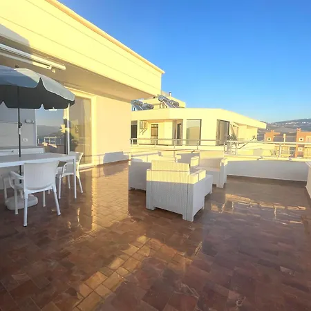 Sky & Sea Beachfront With Panoramic Terrace Apartman
