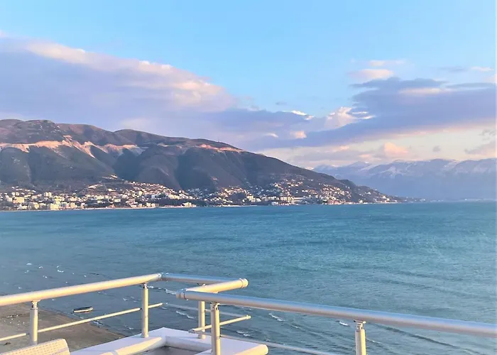 Sky & Sea Beachfront With Panoramic Terrace Appartamento